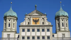 Die historische Fassade des Augsburger Rathauses mit seinem markanten Reichsadler und den zwei Türmen.