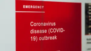 Ein offizielles Hinweisschild zur Coronavirus-Pandemie mit Warnung vor dem Ausbruch der Krankheit.
