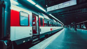 Moderner Regionalzug am Bahnsteig eines Bahnhofs mit gut lesbarer digitaler Anzeige.