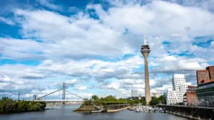 Blick auf den Rheinturm und die Düsseldorfer Skyline bei bewölktem Himmel