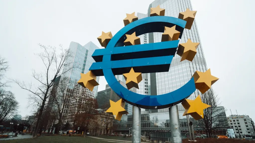 Das Euro-Symbol vor dem Gebäude der Europäischen Zentralbank in Frankfurt am Main.