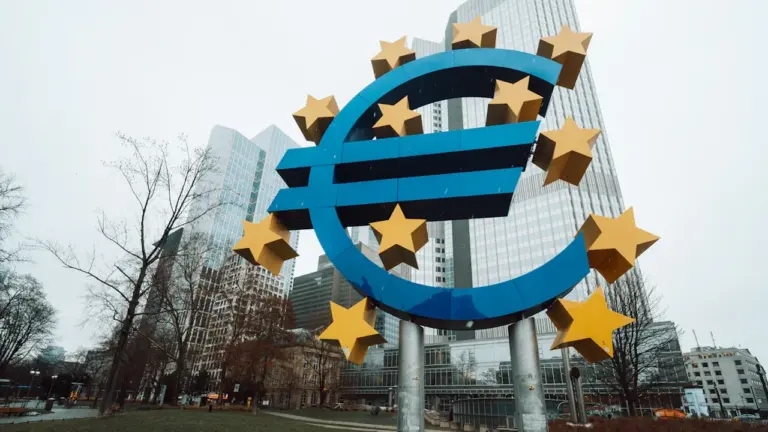 Das Euro-Symbol vor dem Gebäude der Europäischen Zentralbank in Frankfurt am Main.
