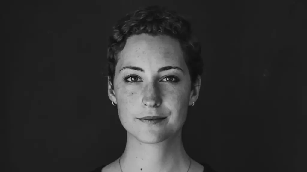 Porträt einer jungen Frau in Schwarz-Weiß für ein Filmprogramm.