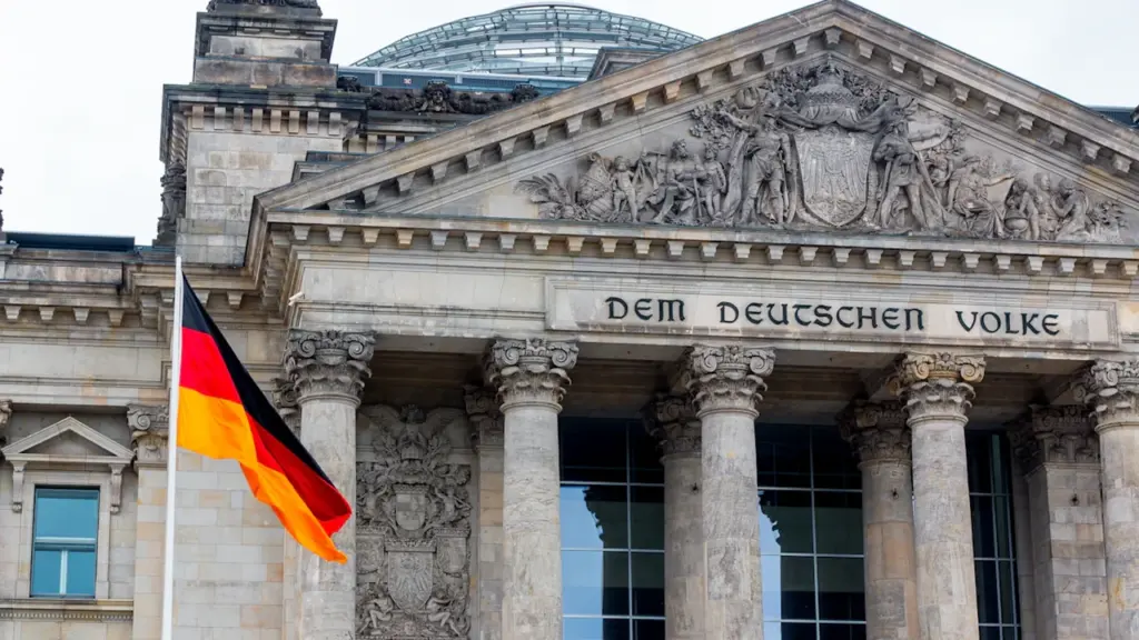 Die deutsche Flagge weht vor dem historischen Reichstagsgebäude in Berlin Deutschland.