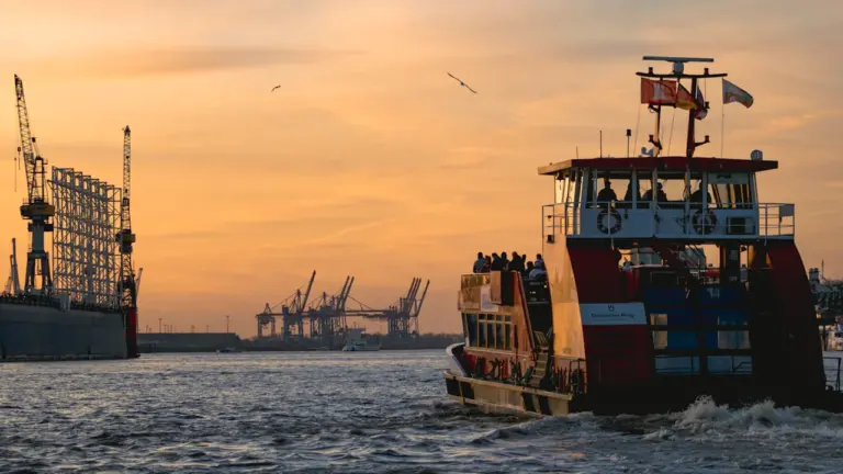 Hamburg heute Abend: Elbfähre und Rückfahrt richtig planen