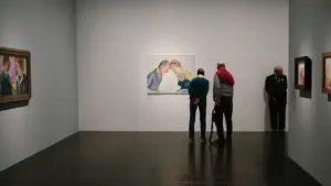 Besucher betrachten eine moderne Gemäldeausstellung in einer lichtdurchfluteten Hamburger Kunsthalle.