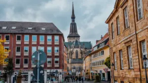 Historische Innenstadt mit Kirche in Osnabrück an einem bewölkten Tag