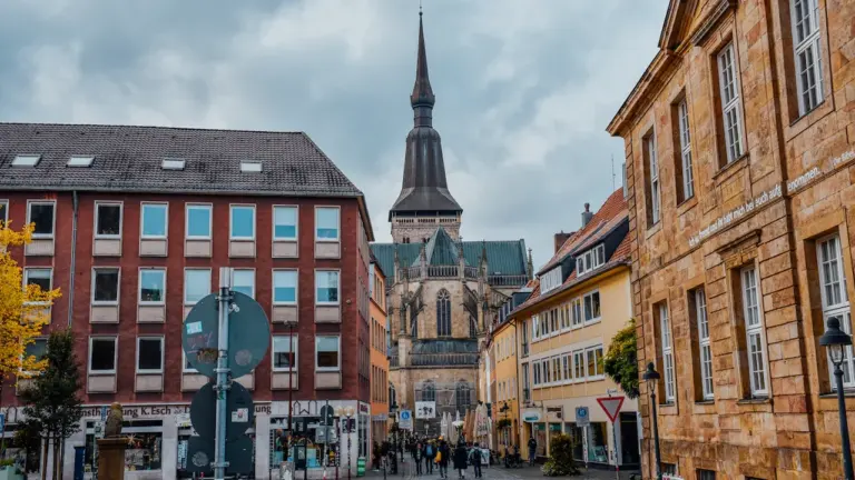 Historische Innenstadt mit Kirche in Osnabrück an einem bewölkten Tag
