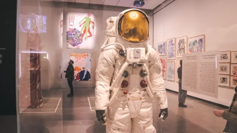 Ein historischer Raumanzug in einer Museumsvitrine bei der Ausstellung Inside the Suit.