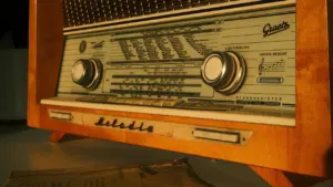 Klassisches altes Holzradio mit Drehreglern und beleuchteter Frequenzskala in Deutschland