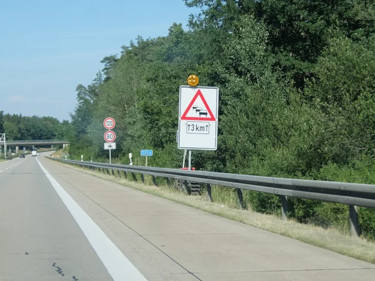 Autobahnen am 22. August: Verkehrslage vor Abfahrt prüfen