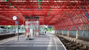 Ein verlassener, roter Bahnhof während eines landesweiten Bahnstreiks mit leerem Bahnsteig.