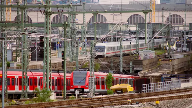 Bahnreisende sparen jetzt im i-Punkt Stuttgart