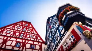 Historische Fachwerkhäuser in einer deutschen Stadt, passend zum Thema Behördengänge und Verwaltung.