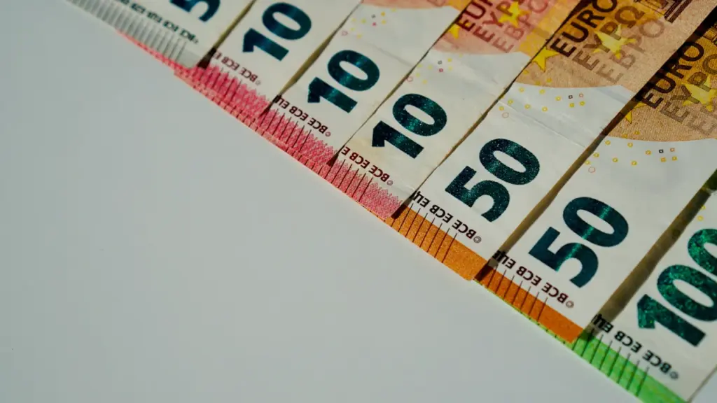 Verschiedene Euro-Banknoten in aufsteigender Reihenfolge liegen ordentlich auf einem weißen Untergrund.