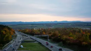 Autobahn in Deutschland mit dichtem Reiseverkehr zum Ende der Sommerferien bei Tageslicht.