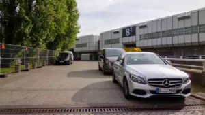 Silberner Mercedes vor dem Berliner Messegelände zur Vorbereitung der IFA 2026 Messe.