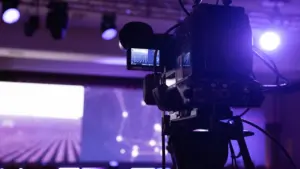 Professionelle Fernsehkamera bei Dreharbeiten für eine TV-Produktion auf einer Bühne.