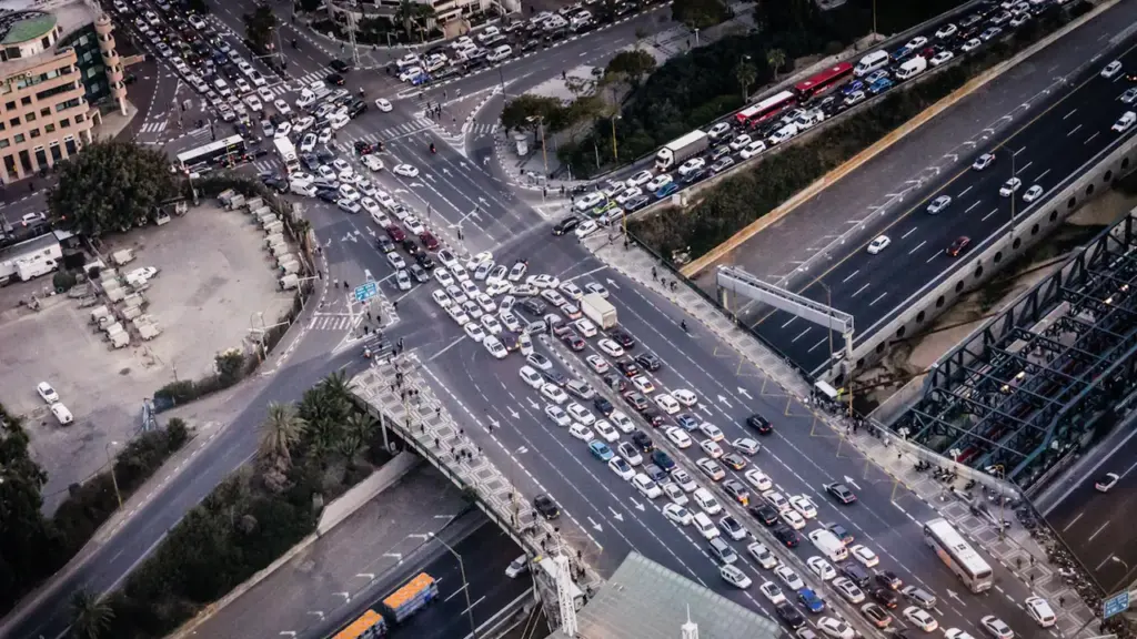 Luftaufnahme eines dichten Staus auf einer großen Autobahnkreuzung bei Tag.