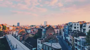 Luftaufnahme einer europäischen Stadt mit charmanten Gebäuden während eines warmen Sommerabends im Sonnenuntergang.