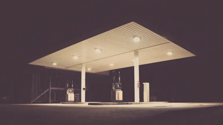 Tanken am Abend: So rechnen Sie Preisvorteil und Umweg