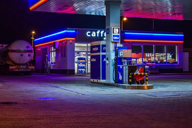 Tanken am Abend: So rechnen Sie Preisvorteil und Umweg
