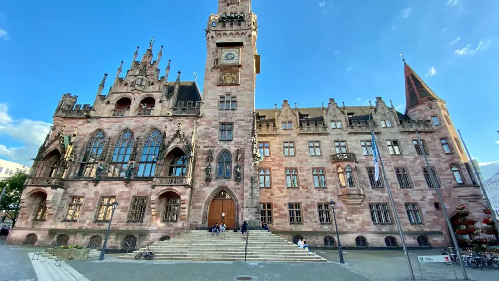 Historisches Rathaus in Saarbrücken als Symbol für die deutsche kommunale Verwaltung.