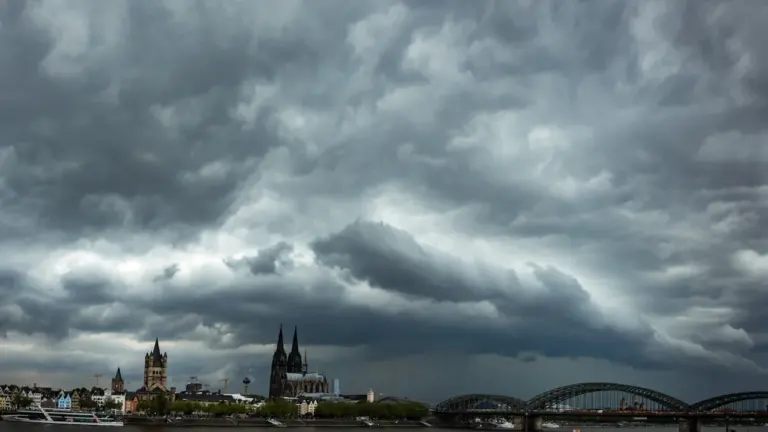 Wetterwarnung in Deutschland heute: So prüfst du deinen Arbeitsweg