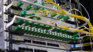 Professionelle Glasfaser-Infrastruktur in einem Verteilerschrank für schnelles Internet in Deutschland.
