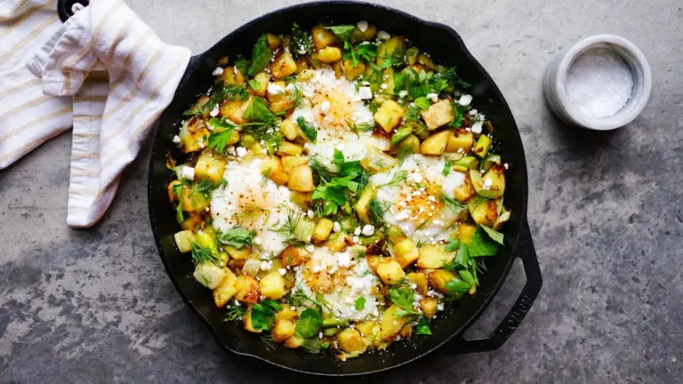 Zucchini-Pfanne mit Kirschtomaten und Feta im Spätsommer