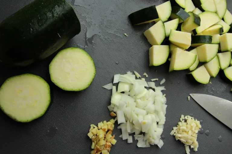 Zucchini-Pfanne mit Kirschtomaten und Feta im Spätsommer