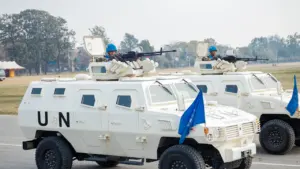 UN-Friedenstruppen in gepanzerten Fahrzeugen während eines internationalen Einsatzes im Dienst für den Frieden.
