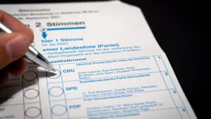 Ein Stimmzettel für eine deutsche Wahl mit verschiedenen Parteien zur Auswahl.