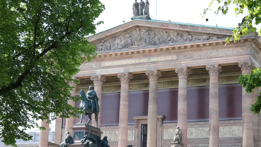 Die Alte Nationalgalerie in Berlin vor strahlend blauem Himmel mit imposanter Reiterstatue.