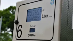 Digitale Anzeige einer Zapfsäule mit Euro-Beträgen an einer modernen Tankstelle.