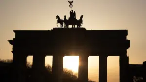 Das Brandenburger Tor in Berlin in der Morgendämmerung bei Sonnenaufgang.