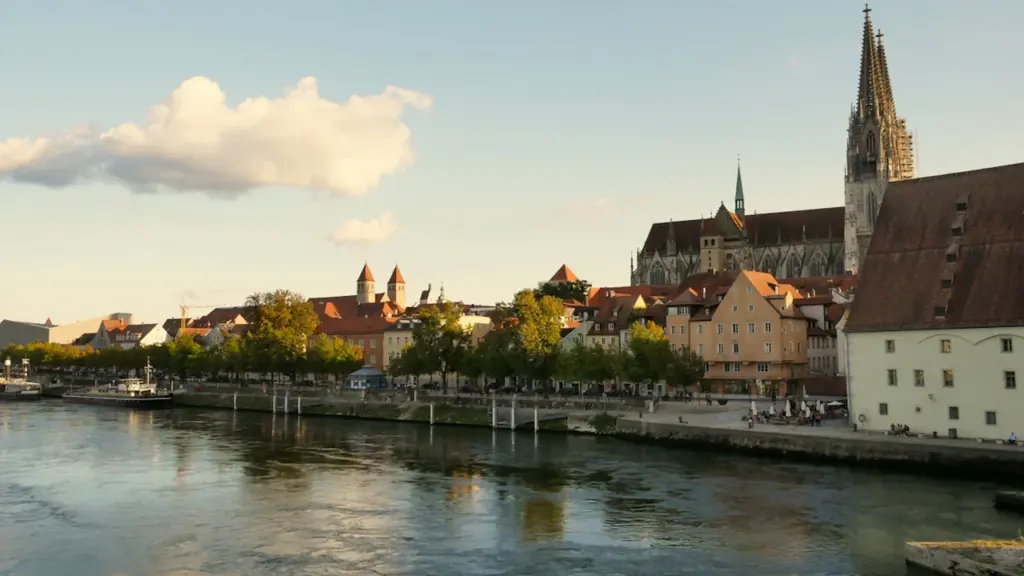 Die Steinerne Brücke in Regensburg über die Donau bei spätem Nachmittagslicht.