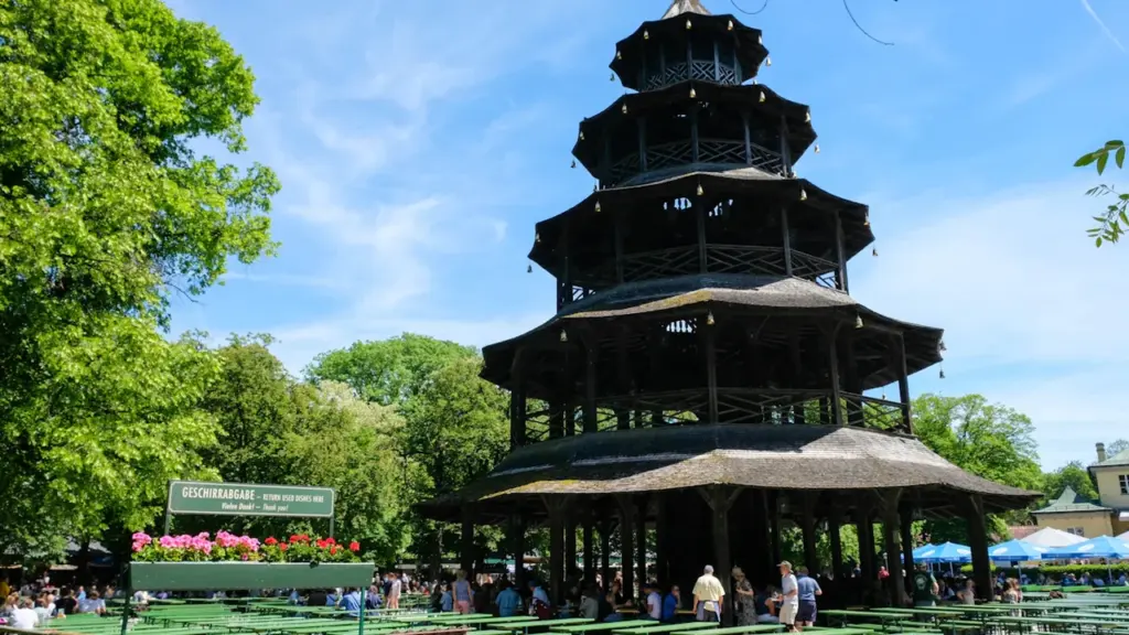 Biergarten am Chinesischen Turm im Englischen Garten in München bei sonnigem Wetter.