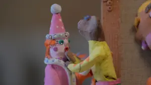 Handgefertigte, bunte Tonfiguren in einer kreativen Szene für ein Bilderbuchtheater.