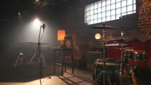 Ein atmosphärischer Musikraum mit Instrumenten und Beleuchtung für den Unterricht.