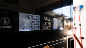 Digitale Zapfsäulenanzeige zeigt aktuelle Kraftstoffpreise und getankte Menge an einer Tankstelle.