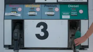 Zapfsäule an einer deutschen Tankstelle mit grünem und weißem Design.