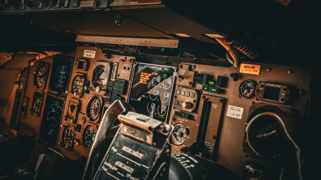 Blick in das komplexe Cockpit eines Flugzeugs mit zahlreichen Anzeigen und Instrumenten.