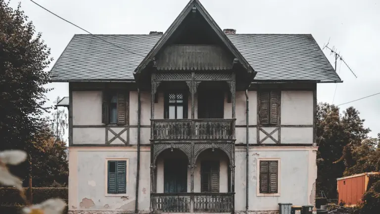 Von einem alten Haus träumen: Erinnerung und Veränderung lesen