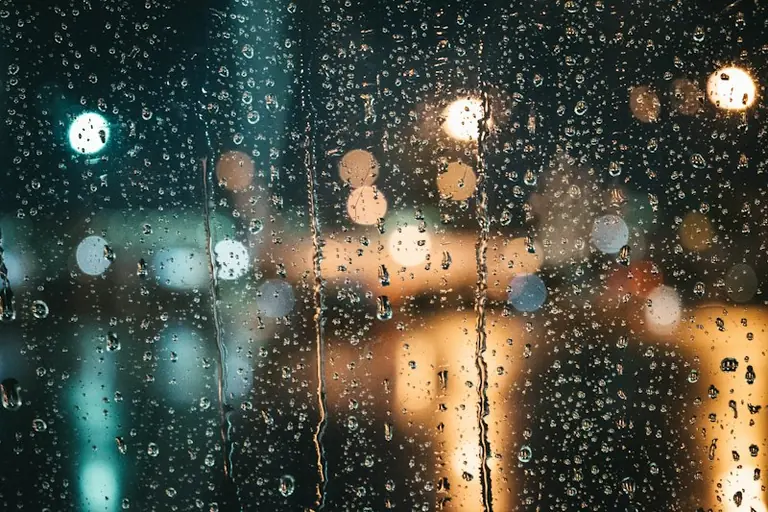 Von Regen träumen: Was Gefühle und Übergänge bedeuten können