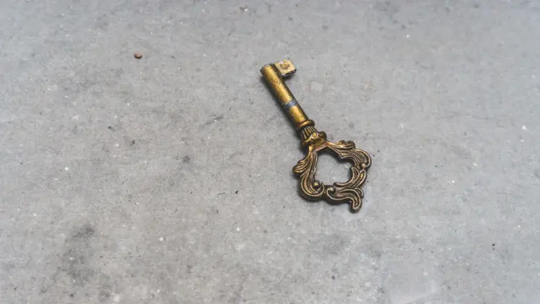 Von verlorenen Schlüsseln träumen: Symbolik und Bedeutung