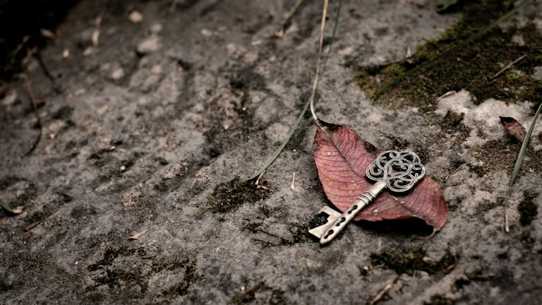Von verlorenen Schlüsseln träumen: Symbolik und Bedeutung