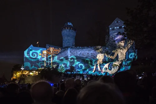 Blaue Nacht in Nürnbergs Altstadt: Kunst bis zur Lorenzkirche