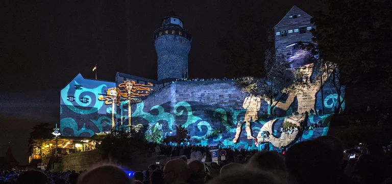 Blaue Nacht in Nürnbergs Altstadt: Kunst bis zur Lorenzkirche