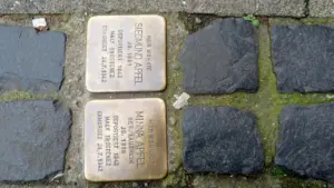 Zwei Stolpersteine im Straßenpflaster als mahnendes Denkmal der Erinnerungskultur in Deutschland.